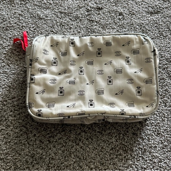 CHANEL Parfum Ivory Patent Icons Logos Large Cosmetic Case RARE FIND! - Picture 2 of 11